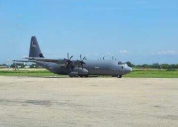 Quelle était la mission de l'avion militaire américain qui a atterri à l'aéroport international Toussaint Louverture ?