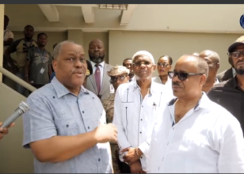 Garry Conille et Louis Gérald Gilles visitent l’aéroport International Toussaint Louverture