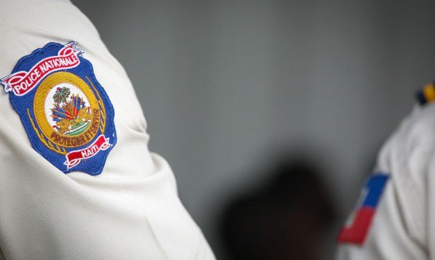 Trois policiers tués à Liancourt : les autorités condamnent une attaque qualifiée de « barbare » 1 Haitian Police 8131238867 627x376 1 Trois policiers tués à Liancourt : les autorités condamnent une attaque qualifiée de « barbare »