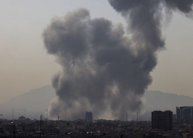 Les États-Unis et Israël lancent des frappes sur l’Iran 1 Les États-Unis et Israël lancent des frappes sur l’Iran