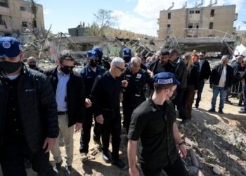 Le chef du gouvernement israélien s’est rendu sur les sites touchés à Arad et Dimona