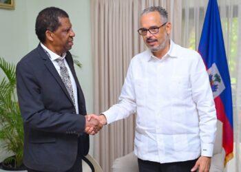 Le Premier ministre Alix Didier Fils-Aimé échange avec Dany Laferrière