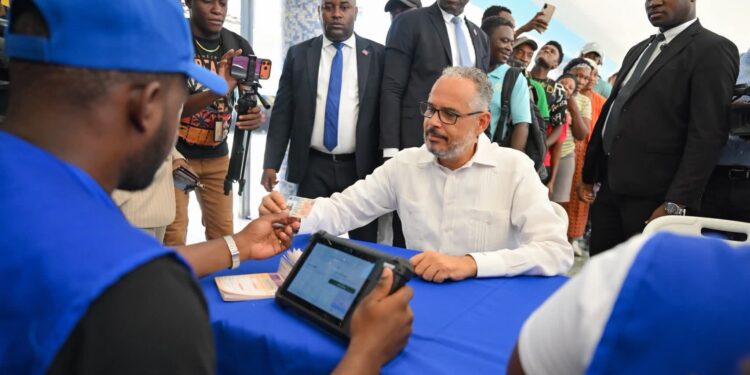 Le Premier ministre s'inscrit sur le Registre électoral et appelle les citoyens à faire de même 3 Le Premier ministre s’inscrit sur le Registre électoral et appelle les citoyens à faire de même